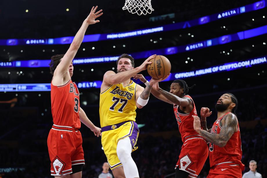 星空体育app-东契奇湖人生涯新高51分10篮板9助攻 湖人力擒公牛